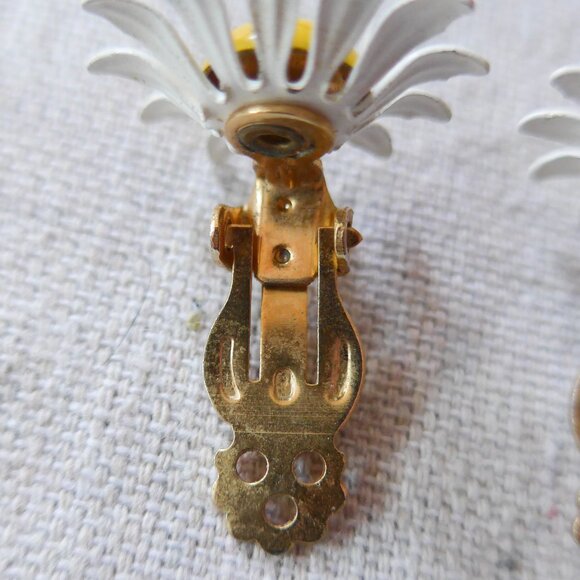Vintage 60s Daisy Clip on Earrings - Picture 7 of 9